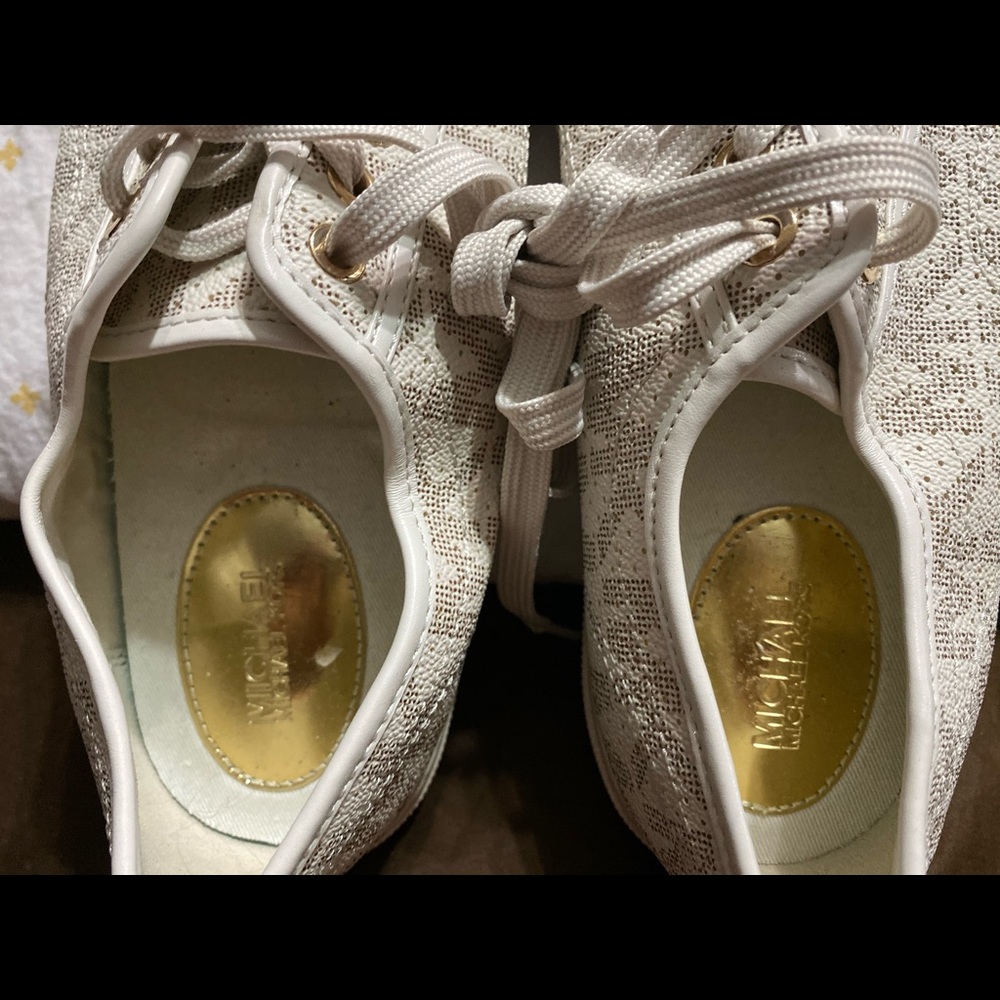 Shoe - Picture 2 of 4